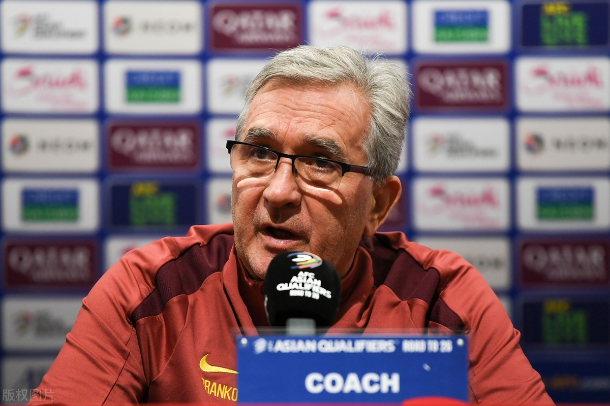 西汉姆迎荷甲关键赛,转会期远射贴柱,气氛紧张,资深球员宣示担当的简单介绍 西汉姆迎荷甲关键赛,转会期远射贴柱,气氛紧张,资深球员宣示担当的简单介绍